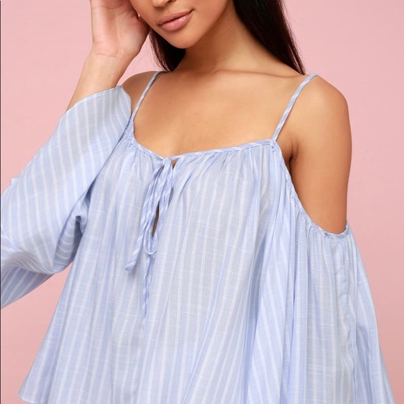 Women’s Lulu’s cold shoulder light blue top (L) - Picture 3 of 7